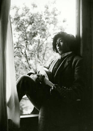 Takehisa Yumeji with mandolin